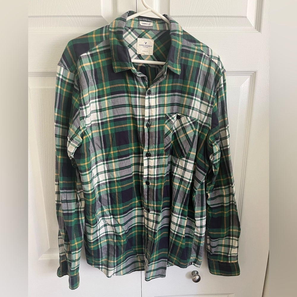 Super soft and comfortable green flannel from American Eagle. Sleek look